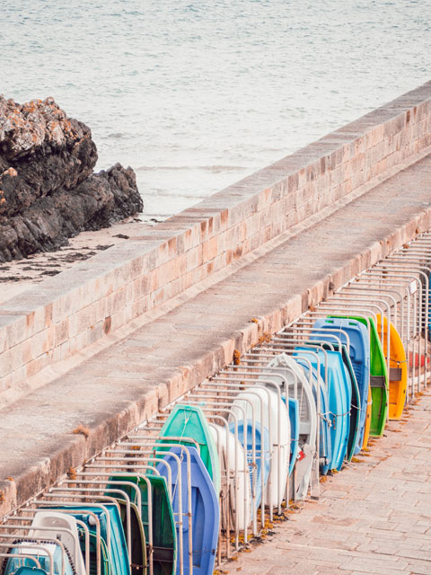 Ruderboote auf dem Pier, Binic