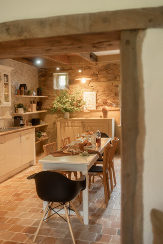 Voll ausgestattete Küche im „Rustic-Chic“-Stil – familienfreundlich und offen zum Wohnzimmer hin gestaltet