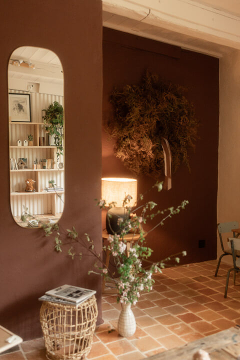 Gemütliches Wohnzimmer im Naturstil, charmantes Ferienhaus in der Bretagne