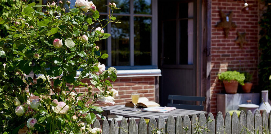 Cottage with terrace and private garden for couples in Brittany