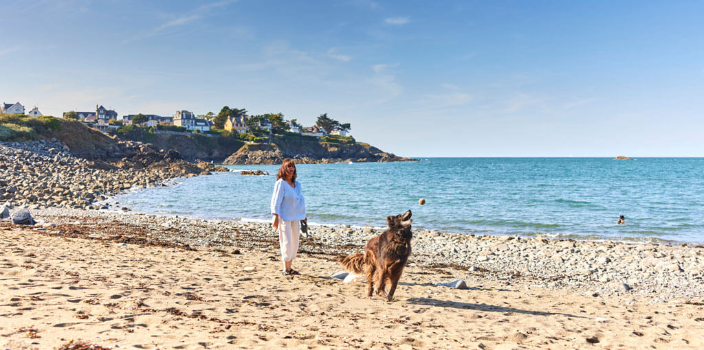 Walking with your dog, Isnain beach, Saint-Quay-Portrieux