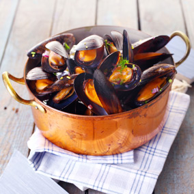 Eat seafood and mussels by the sea