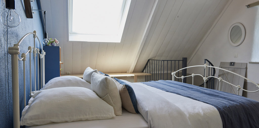 mooie grote slaapkamer in stijlvol vakantiehuis, Bretagne, Frankrijk