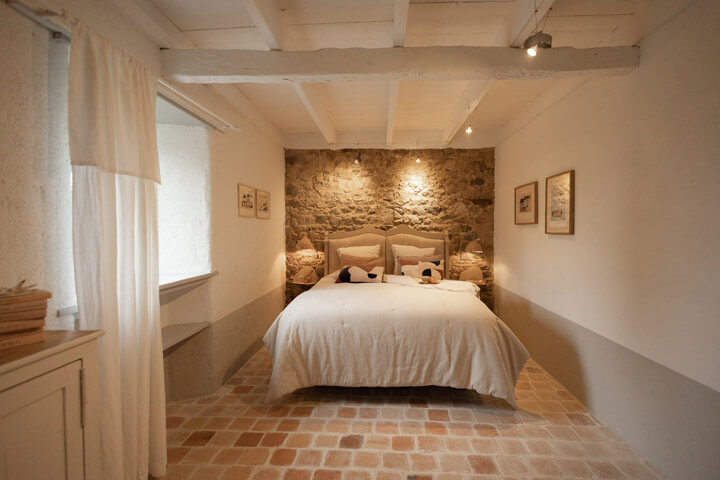 Spacious bedroom with queen-size bed and linen sheets