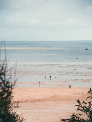 Balade sur la plage à marée basse, saison automne-hiver en Bretagne