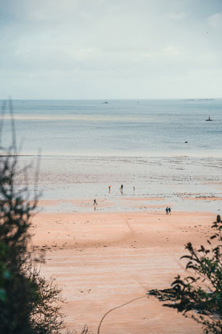 Plage à marée basse, propice aux promenades, Bretagne