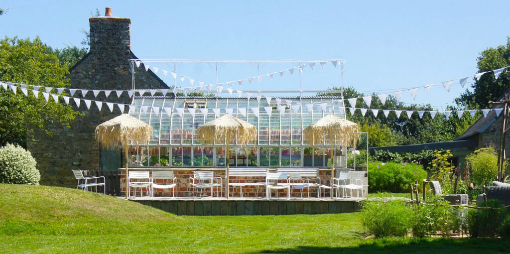 La serre et la grande terrasse pour vacances en Bretagne