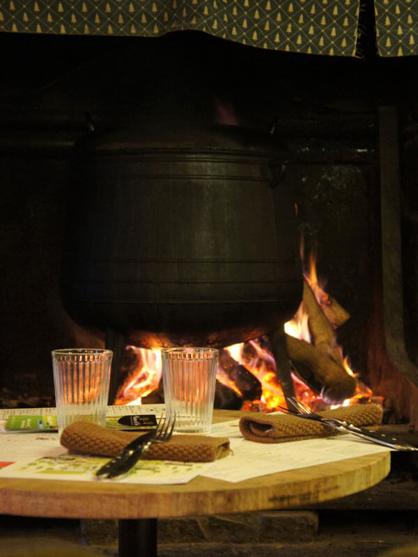 Kookpot op een houtvuur, Restaurant in Plélo