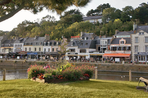 Binic stad met restaurants, Bretagne