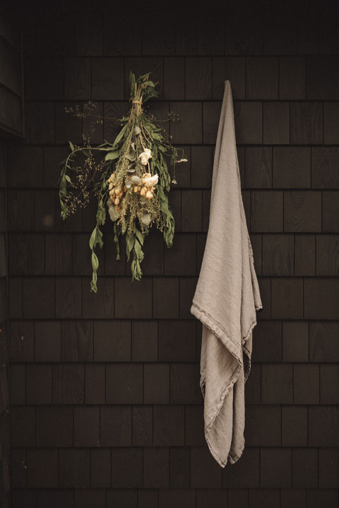 Linnen badhanddoek buiten een sauna op het platteland